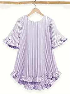 Détail de la blouse à rayures violettes avec manches à volants et ourlet ample