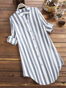 Détail d'une chemise mi-longue à rayures bleues et blanches avec manches retroussables