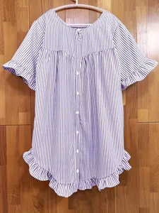Blouse rayée bleue et blanche pour femmes avec manches à volants et boutons devant