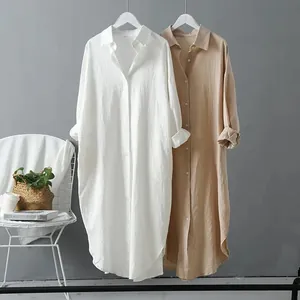 Robe chemise longue décontractée en coton et lin blanche et beige pour un style élégant