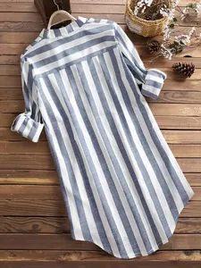 Vue arrière d'une longue chemise décontractée à rayures bleues et blanches avec manches