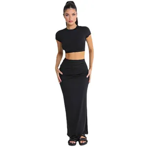 Schickes schwarzes Zweiteiler-Set mit Crop-Top-T-Shirt und High-Waist-Maxirock