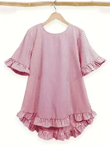Chemise à rayures rouges et blanches avec volants et manches mi-longues amples.