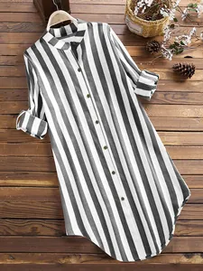 Détail à plat d'une chemise décontractée à rayures noires et blanches pour femmes