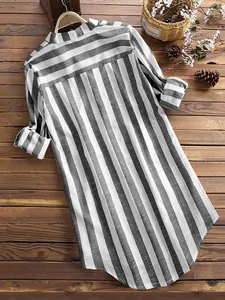 Vue arrière détaillée d'une chemise décontractée à manches longues à rayures sur bois