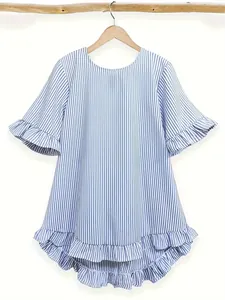Chemise décontractée à rayures bleues et blanches avec volants aux manches et à l'ourlet.