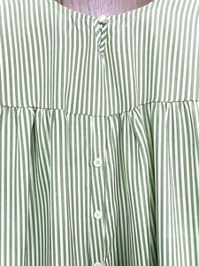 Détail d'une chemise à rayures vertes et blanches avec boutons et fronces