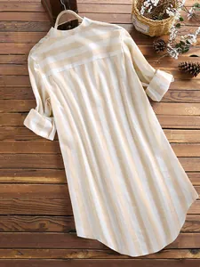 Vue arrière d'une chemise rayée décontractée pour femme avec manches retroussées
