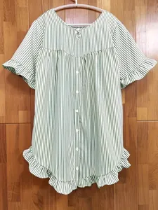 Vue détaillée d'une chemise décontractée à rayures vertes avec volants et boutons
