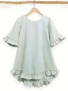Vue détaillée d'une blouse à rayures vertes avec manches à volants et coupe ample