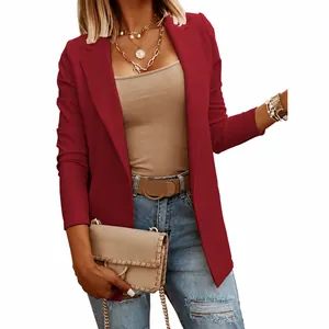 Vue détaillée d'un blazer à manches longues pour femmes bordeaux avec un revers classique