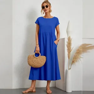Elegante abito lungo in cotone e lino blu a maniche corte con scollo rotondo e tasche