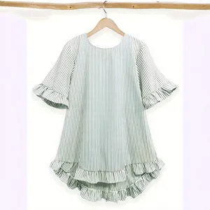Blouse rayée verte et blanche pour femme avec manches cloche et ourlet volanté