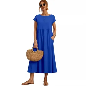 Abito lungo bohémien in cotone e lino blu con maniche corte e tasche, vestibilità ampia.