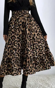 Vista detallada de la falda larga sexy con estampado de leopardo, cintura alta y vuelo.