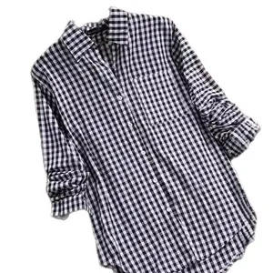 Klassisches schwarz-weißes Gingham-Kariertes Damenhemd mit Langarm und Tasche