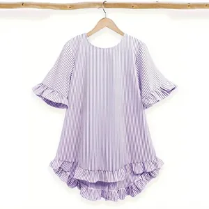 Blouse rayée violet et blanc avec manches à volants et ourlet haut-bas décontracté