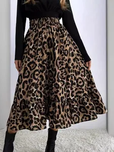 Detalle de falda larga con estampado de leopardo, cintura alta y un vuelo amplio