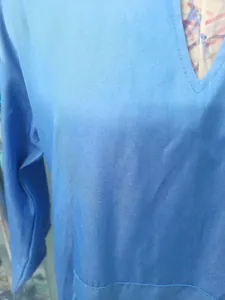 Primer plano del escote en V de un vestido casual azul claro de manga larga