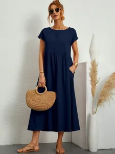 Elegante abito lungo in cotone e lino a maniche corte blu navy con comode tasche.