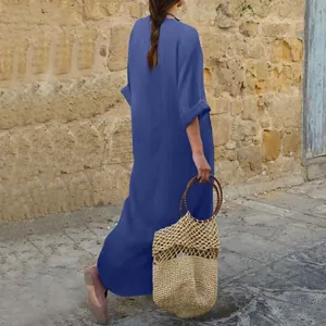 Vista trasera de un vestido largo informal azul holgado con textura de lino natural.