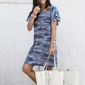 Lifestyle-Aufnahme eines Models in einem Camouflage-Kleid mit Rüschenärmeln und Rundhals