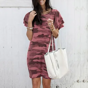 Detailansicht eines rosa Camouflage-Kleides mit kurzen Ärmeln und gestuften Rüschendetails
