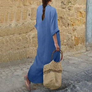 Vista trasera de un vestido largo de mezclilla azul holgado perfecto para un look boho casual