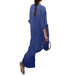 Vista trasera de un vestido largo de mezclilla azul con cuello redondo y manga larga