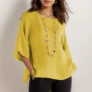 Detailweergave van de mosterdgele katoen-linnen blouse met stoftextuur en klokmouwen