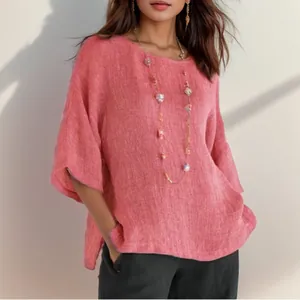 Detailweergave van een vintage roze linnen overhemd met 3/4-mouwen en ronde hals.