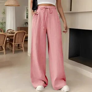 Vue détaillée d'un pantalon rose à taille haute et jambe large avec cordon de serrage