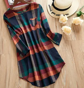 Détail d'une chemise tunique à carreaux colorés pour femmes avec poche poitrine