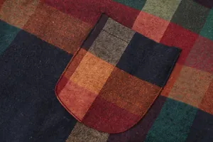 Makro-Detailaufnahme der Textur des karierten Stoffes und der sauberen Taschennaht