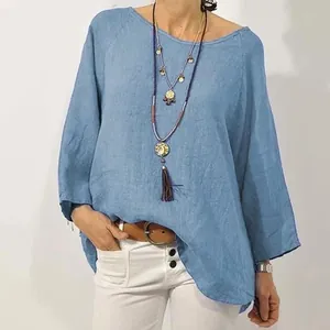 Vista dettagliata di una camicia ampia in cotone e lino azzurro con maniche a raglan.