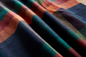 Gros plan sur la texture du tissu à carreaux doux pour cette chemise décontractée