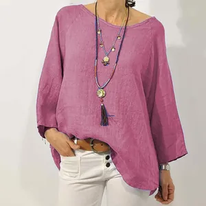 Primo piano di una camicetta in cotone e lino rosa con scollo tondo e maniche raglan