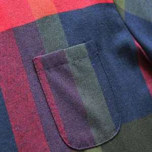Gros plan détaillé montrant la texture et la poche d'une chemise à carreaux rouge et bleu