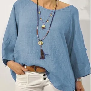 Camicetta ampia in cotone e lino azzurro con scollo rotondo e maniche raglan tre quarti
