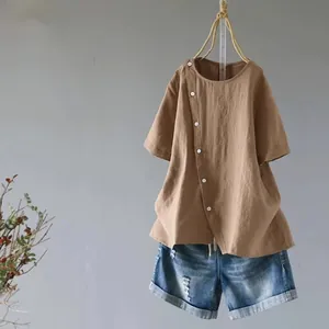 Detailansicht einer Baumwoll-Leinen-Bluse mit unregelmäßigem Saum und Knöpfen