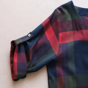 Gros plan détaillé d'une manche de chemise à carreaux avec bouton de patte réglable