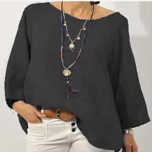 Dettaglio della blusa in cotone e lino grigio scuro con maniche raglan 3/4 e scollo rotondo.