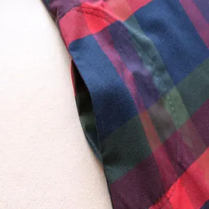 Détail en gros plan de la poche latérale et de la texture de la chemise en flanelle à carreaux