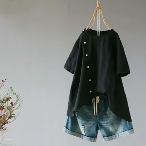 Detailaufnahme der schwarzen Leinenbluse für Damen mit unregelmäßigem Saum und Knöpfen