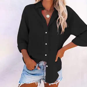 Détail d'un chemisier noir à manches longues pour femme avec poche avant et boutons