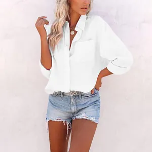 Vue détaillée d'une chemise blanche ample à manches longues avec poche pour femmes