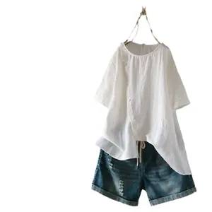Weiße sommerliche Baumwoll-Leinen-Bluse mit asymmetrischem Saum und Denim-Shorts-Set