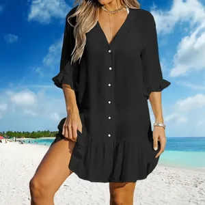 Detailansicht dieses schwarzen Strandkleides mit V-Ausschnitt und Rüschen für Damen
