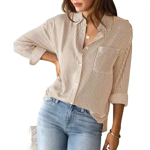 Detalle de una camisa informal de mujer con rayas beige y un bolsillo en el pecho