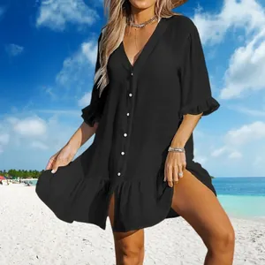 Schwarzes Strandkleid mit V-Ausschnitt, Knopfleiste und Rüschensaum für Damen.